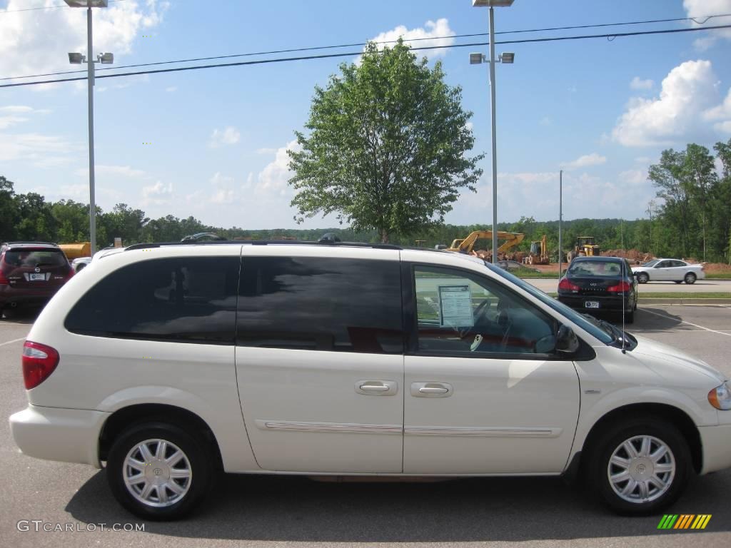 2007 Town & Country Touring - Cool Vanilla White / Dark Khaki/Light Graystone photo #13