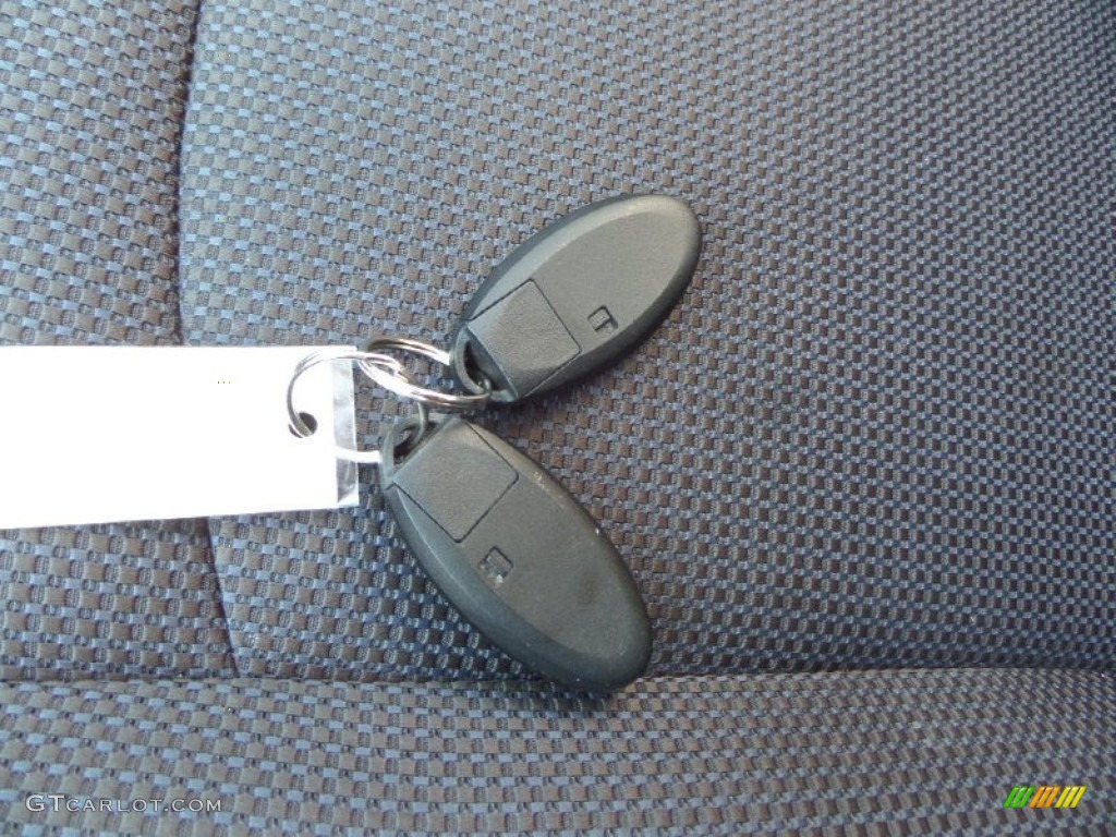 2011 Rogue SV - Silver Ice Metallic / Gray photo #20