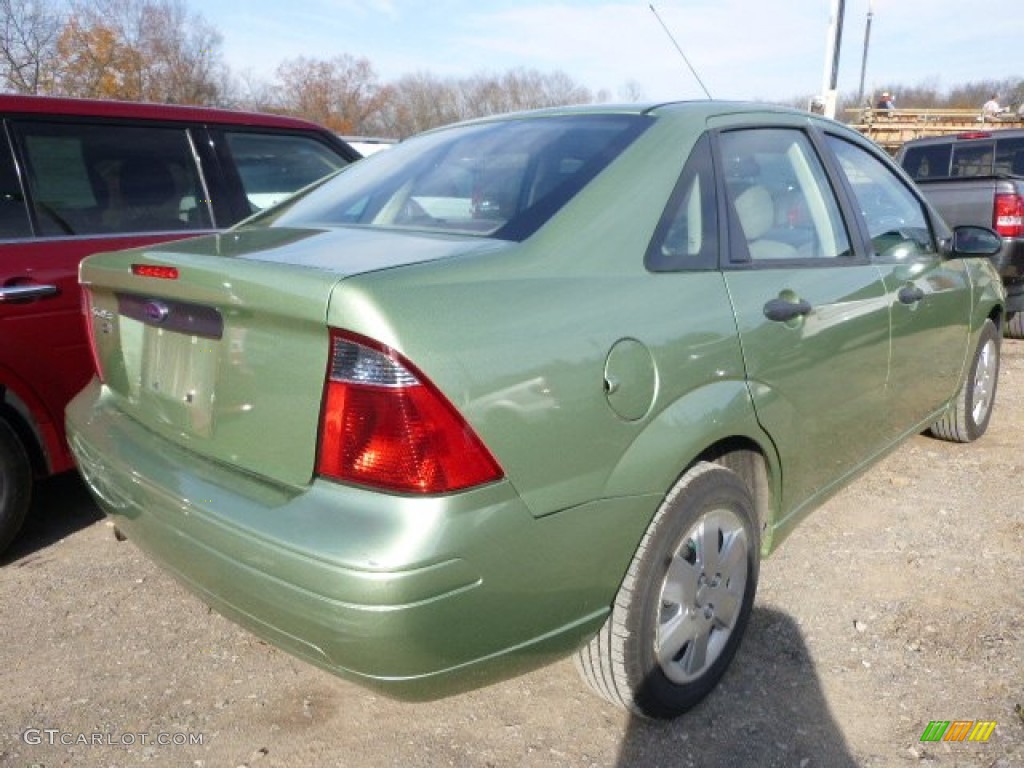 2007 Focus ZX4 SE Sedan - Kiwi Green Metallic / Dark Pebble/Light Pebble photo #2