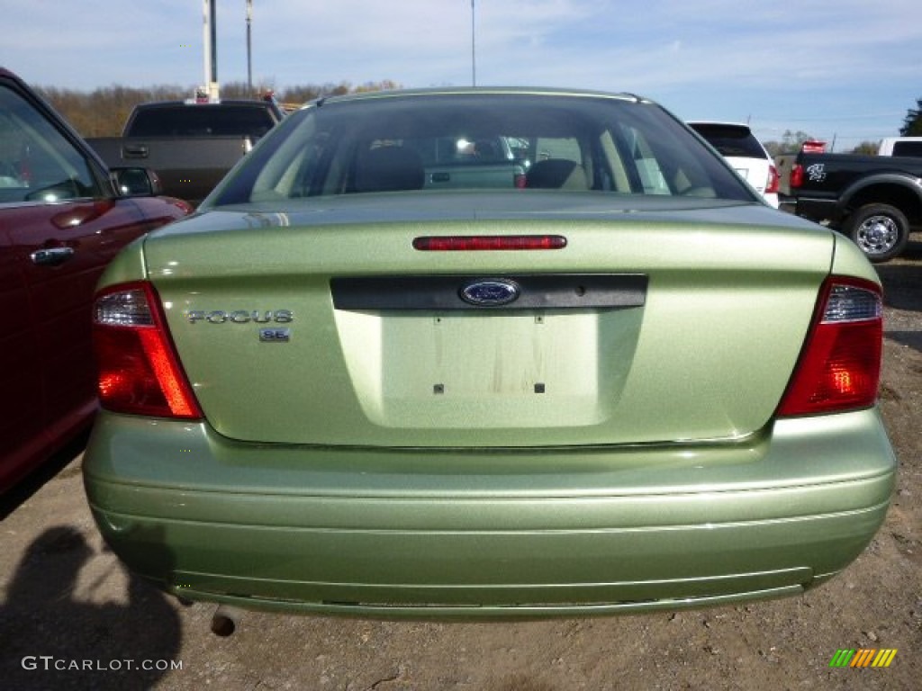 2007 Focus ZX4 SE Sedan - Kiwi Green Metallic / Dark Pebble/Light Pebble photo #3