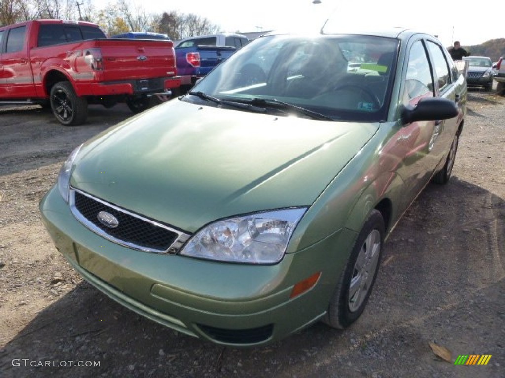 2007 Focus ZX4 SE Sedan - Kiwi Green Metallic / Dark Pebble/Light Pebble photo #4