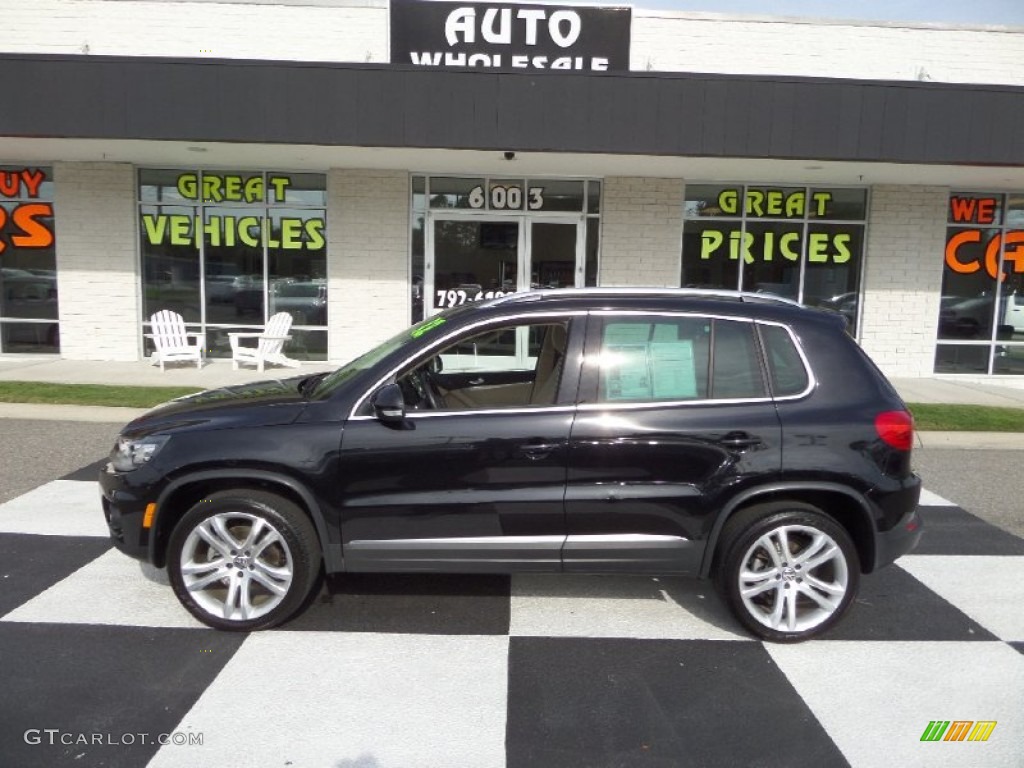 Deep Black Metallic Volkswagen Tiguan