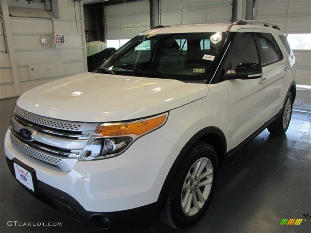 2015 Explorer XLT - Oxford White / Medium Light Stone photo #3