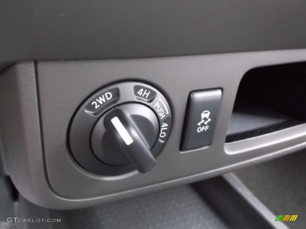 2015 Nissan Xterra X 4x4 Controls Photos