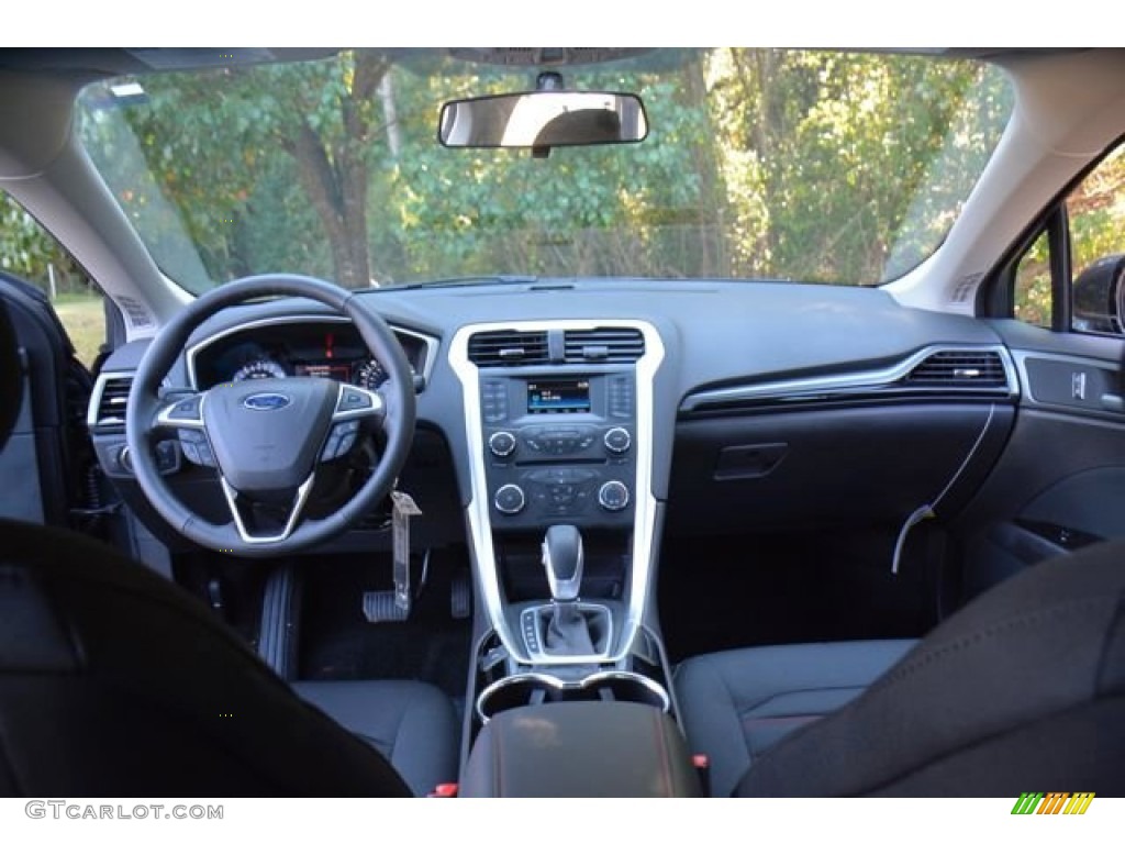2015 Ford Fusion SE Charcoal Black Dashboard Photo #98692789