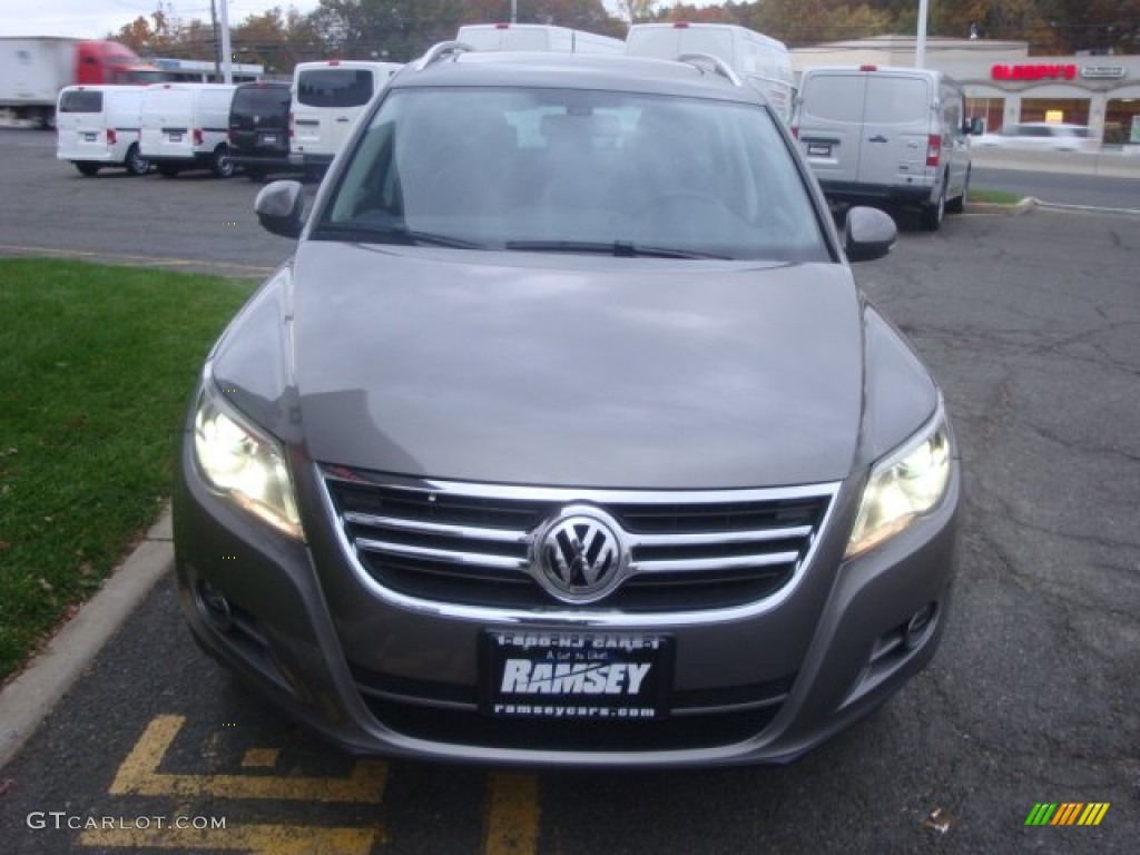 2009 Tiguan SE 4Motion - Alpine Grey Metallic / Charcoal photo #2