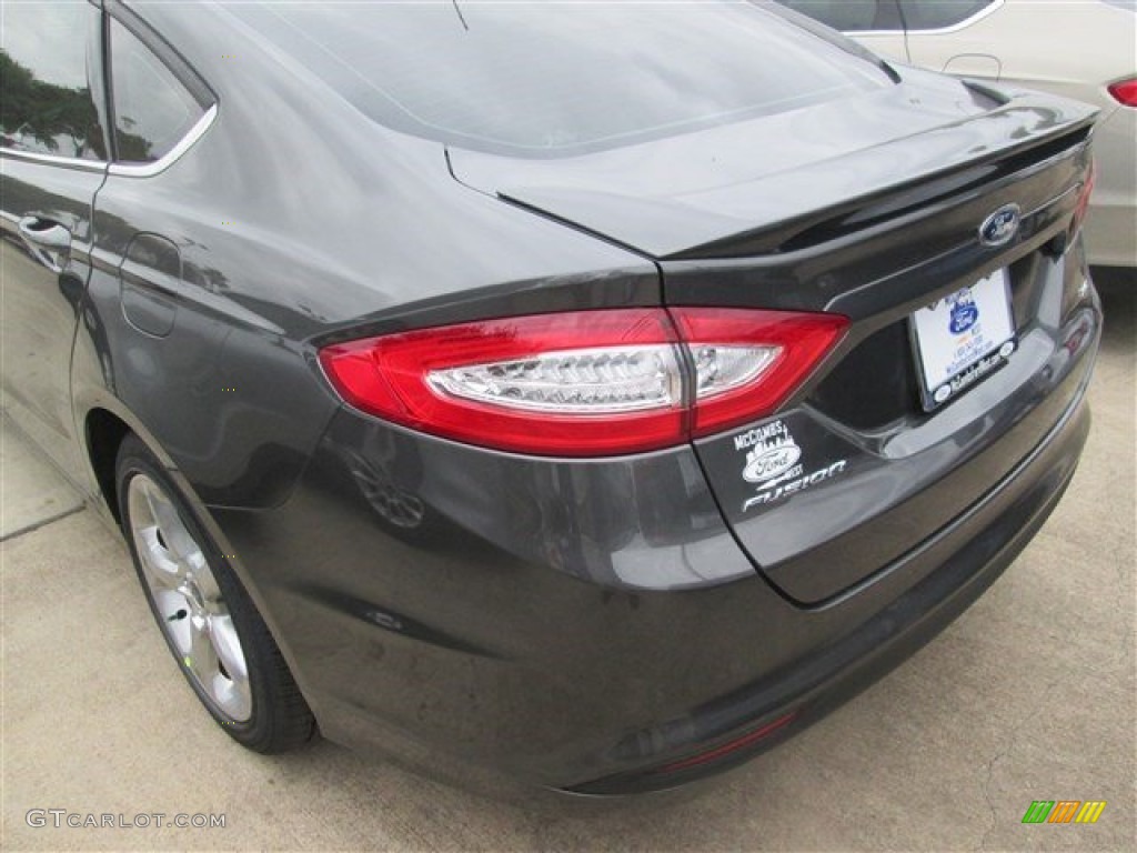 2015 Fusion SE - Magnetic Metallic / Charcoal Black photo #7