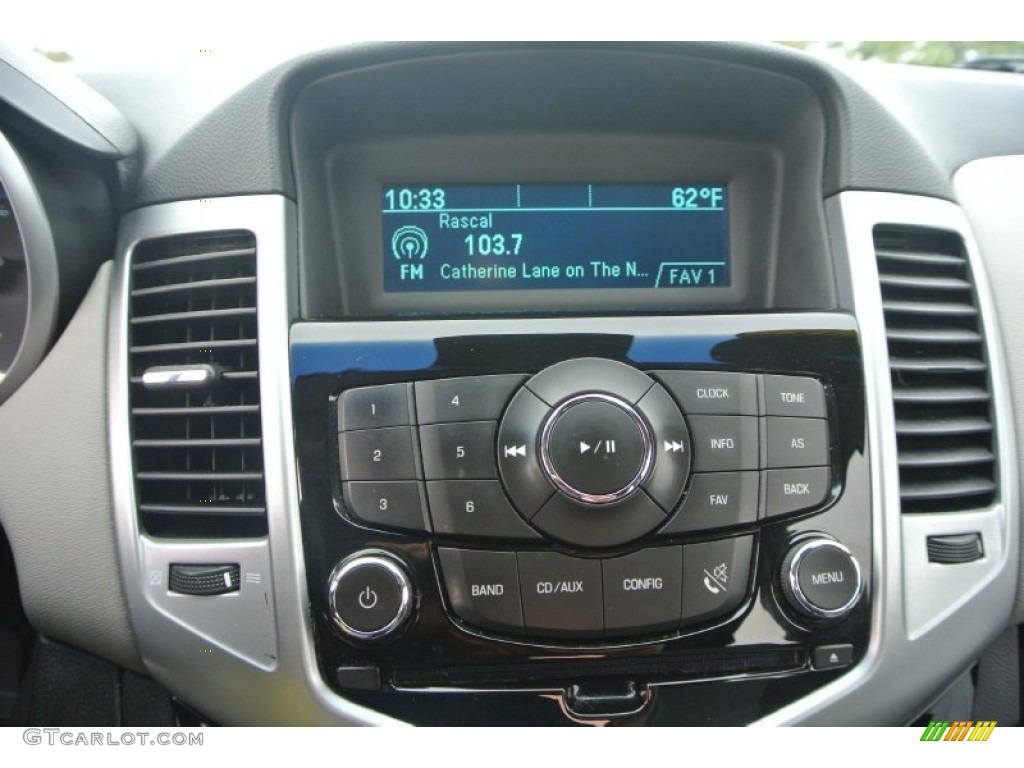 2011 Chevrolet Cruze LS Controls Photos