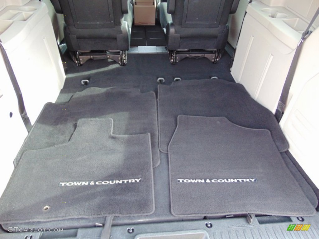2011 Town & Country Touring - Blackberry Pearl / Black/Light Graystone photo #14