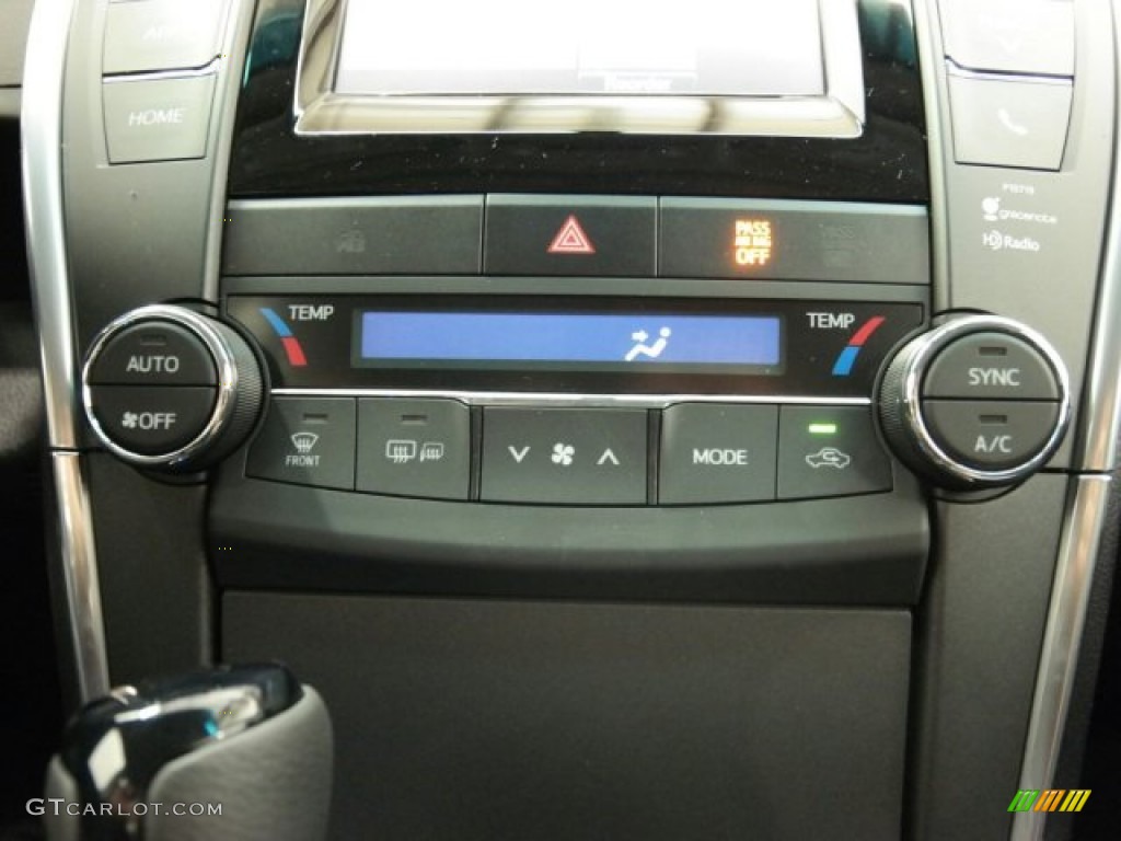 2015 Toyota Camry XSE Controls Photo #98987631