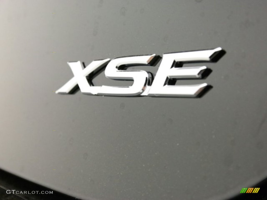 2015 Toyota Camry XSE Marks and Logos Photos