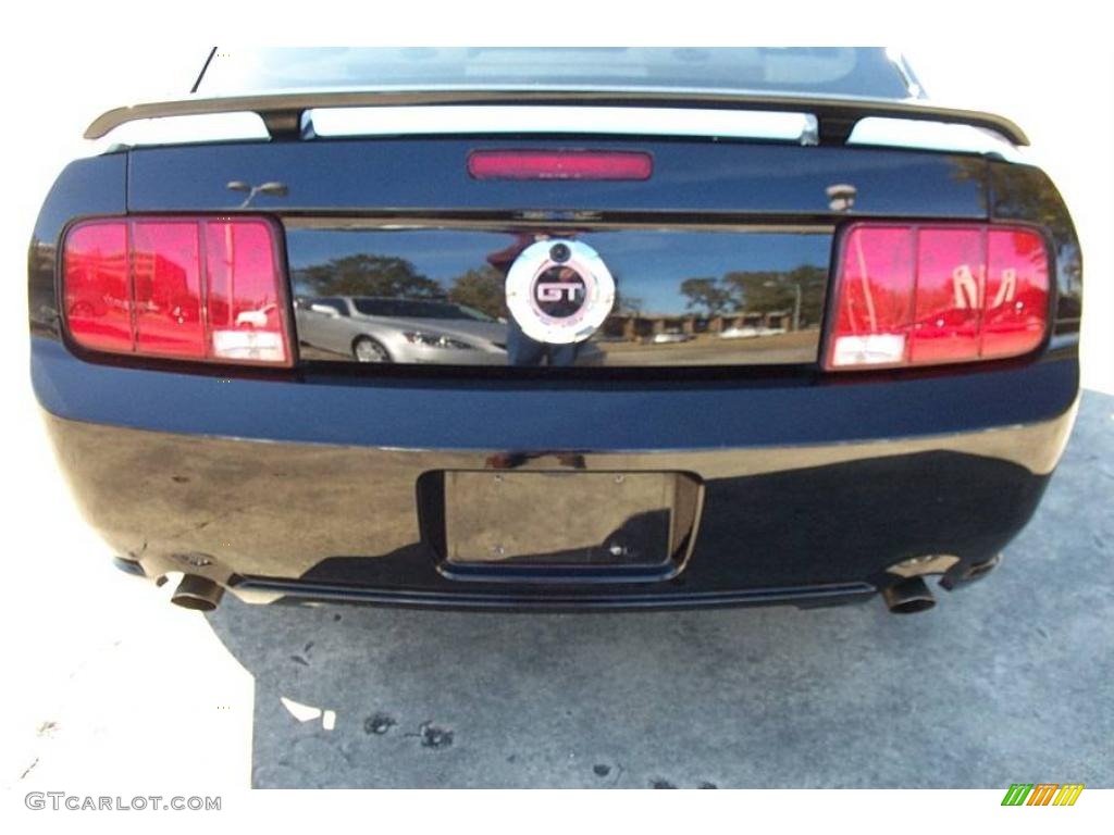 2006 Mustang GT Premium Coupe - Black / Light Parchment photo #13