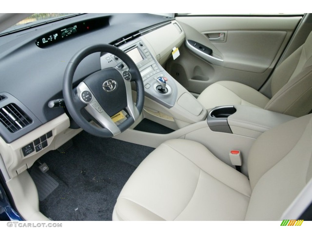 Bisque Interior 2015 Toyota Prius Four Hybrid Photo #99067338