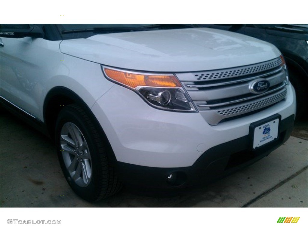 2015 Explorer XLT - Oxford White / Medium Light Stone photo #31