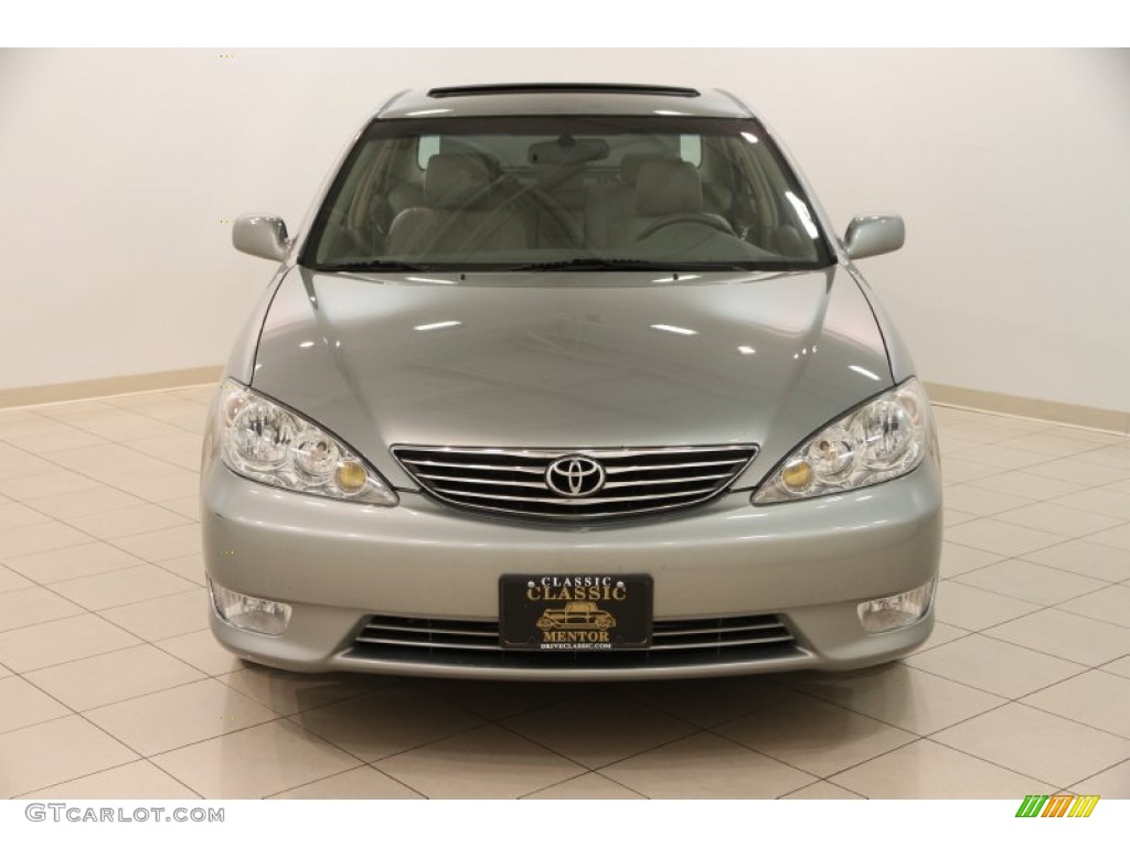2005 Camry XLE V6 - Mineral Green Opalescent / Taupe photo #2
