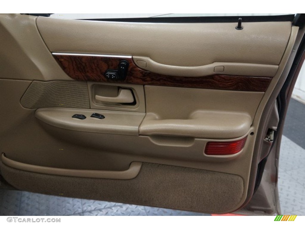 2002 Grand Marquis LS - Arizona Beige Metallic / Medium Parchment photo #17