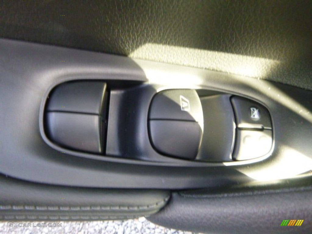 2015 Rogue SV AWD - Pearl White / Charcoal photo #14