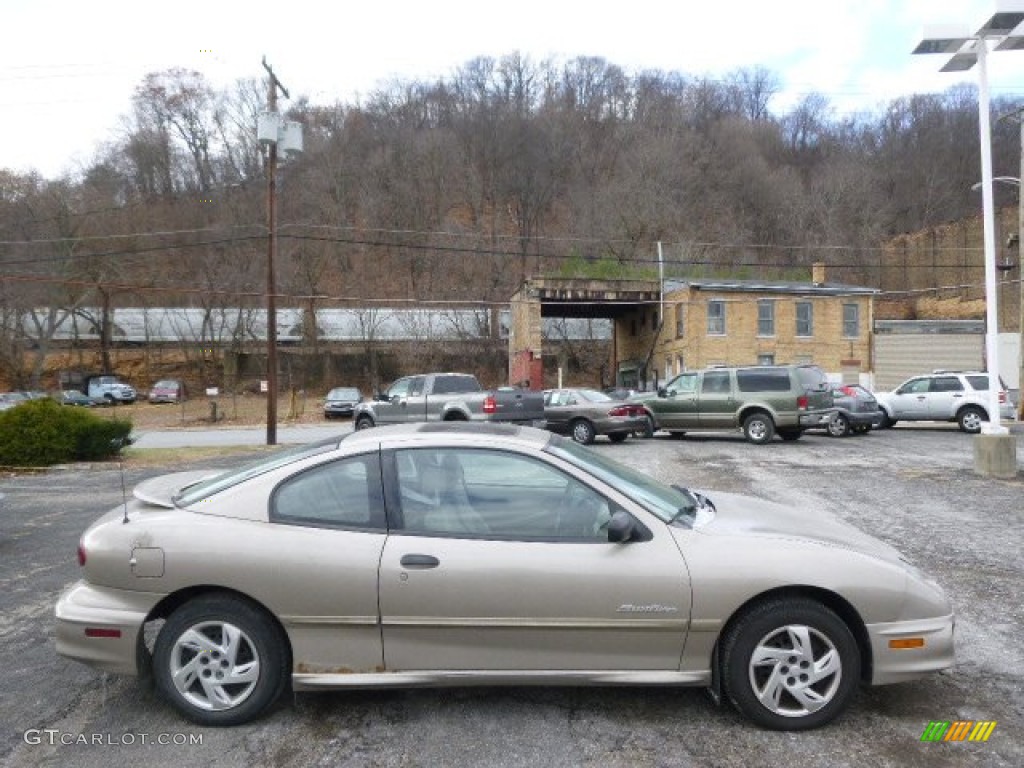 2002 Sunfire SE Coupe - Light Taupe Metallic / Taupe photo #1