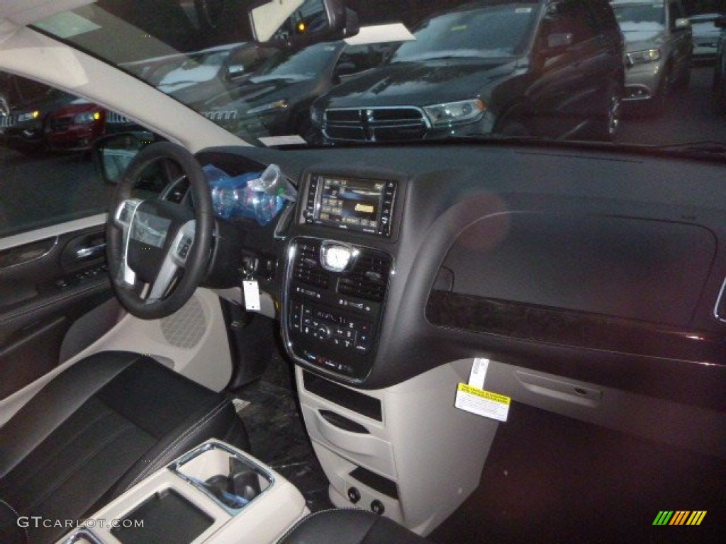 2015 Town & Country Touring-L - Brilliant Black Crystal Pearl / Black/Light Graystone photo #10