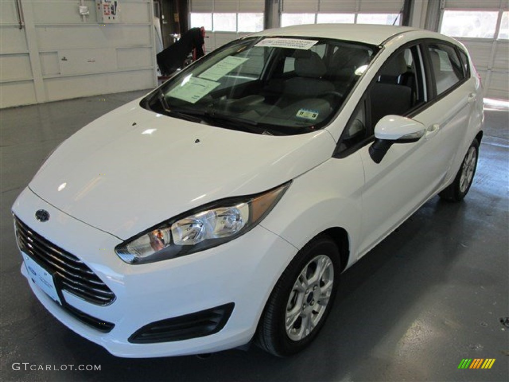 2015 Fiesta SE Hatchback - Oxford White / Medium Light Stone photo #3