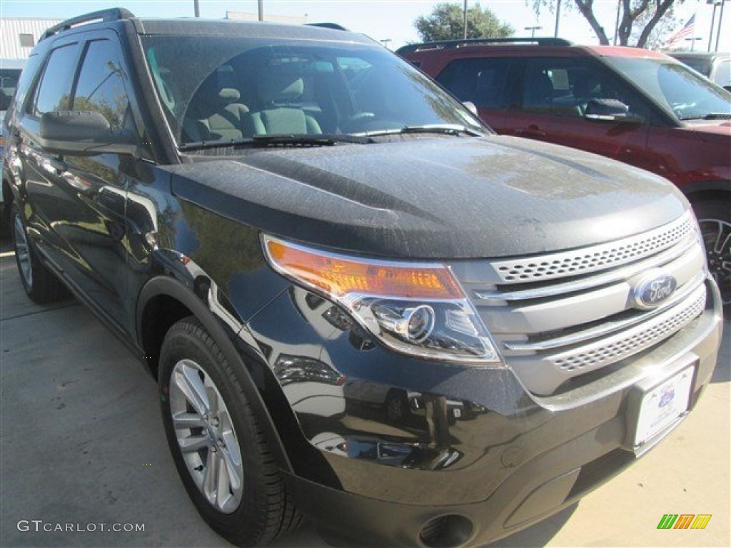 2015 Explorer FWD - Tuxedo Black / Medium Light Stone photo #1