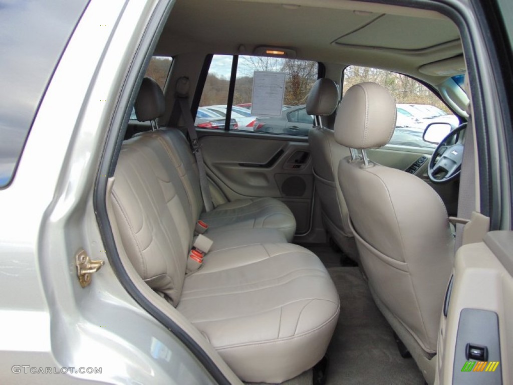 2002 Grand Cherokee Sport 4x4 - Light Pewter Metallic / Sandstone photo #17