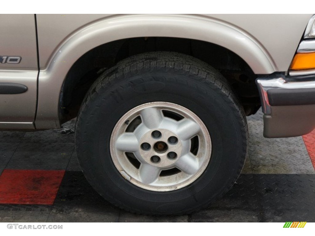 2002 S10 LS Crew Cab 4x4 - Sandalwood Metallic / Graphite photo #37