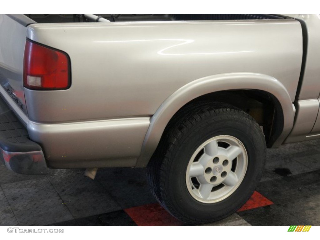 2002 S10 LS Crew Cab 4x4 - Sandalwood Metallic / Graphite photo #43