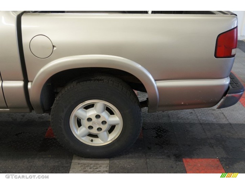 2002 S10 LS Crew Cab 4x4 - Sandalwood Metallic / Graphite photo #49