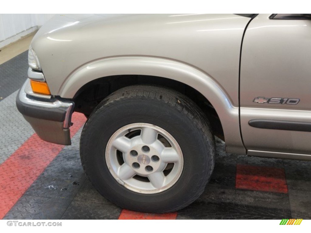 2002 S10 LS Crew Cab 4x4 - Sandalwood Metallic / Graphite photo #56