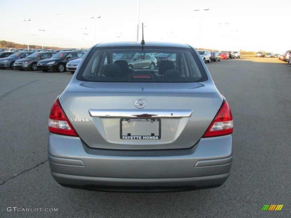 2010 Versa 1.8 S Sedan - Magnetic Gray Metallic / Charcoal photo #3