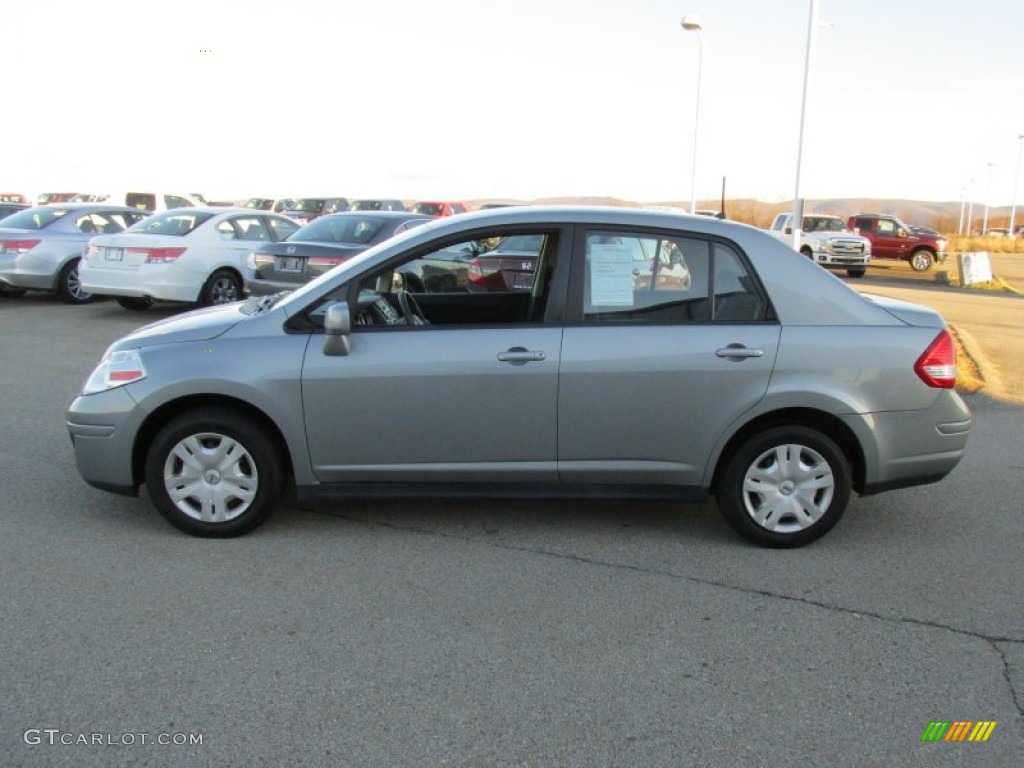 2010 Versa 1.8 S Sedan - Magnetic Gray Metallic / Charcoal photo #4