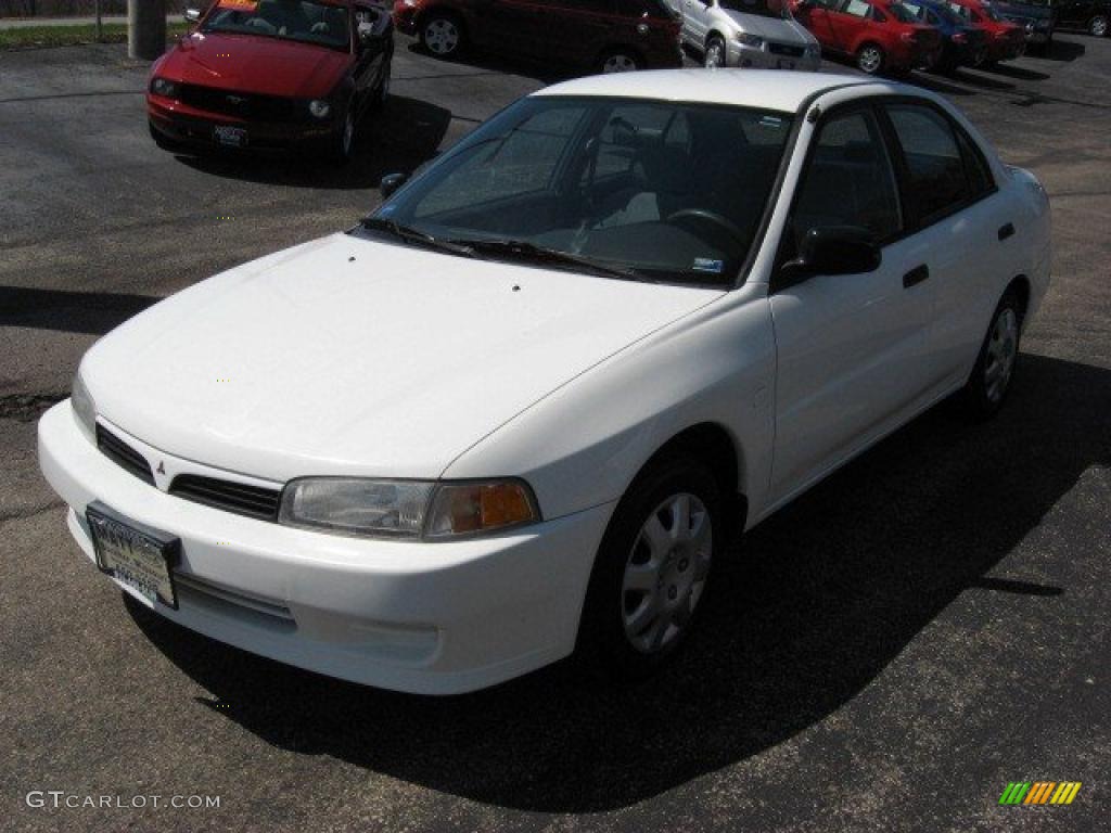 2001 Mirage ES Sedan - Innsbruck White / Gray photo #4