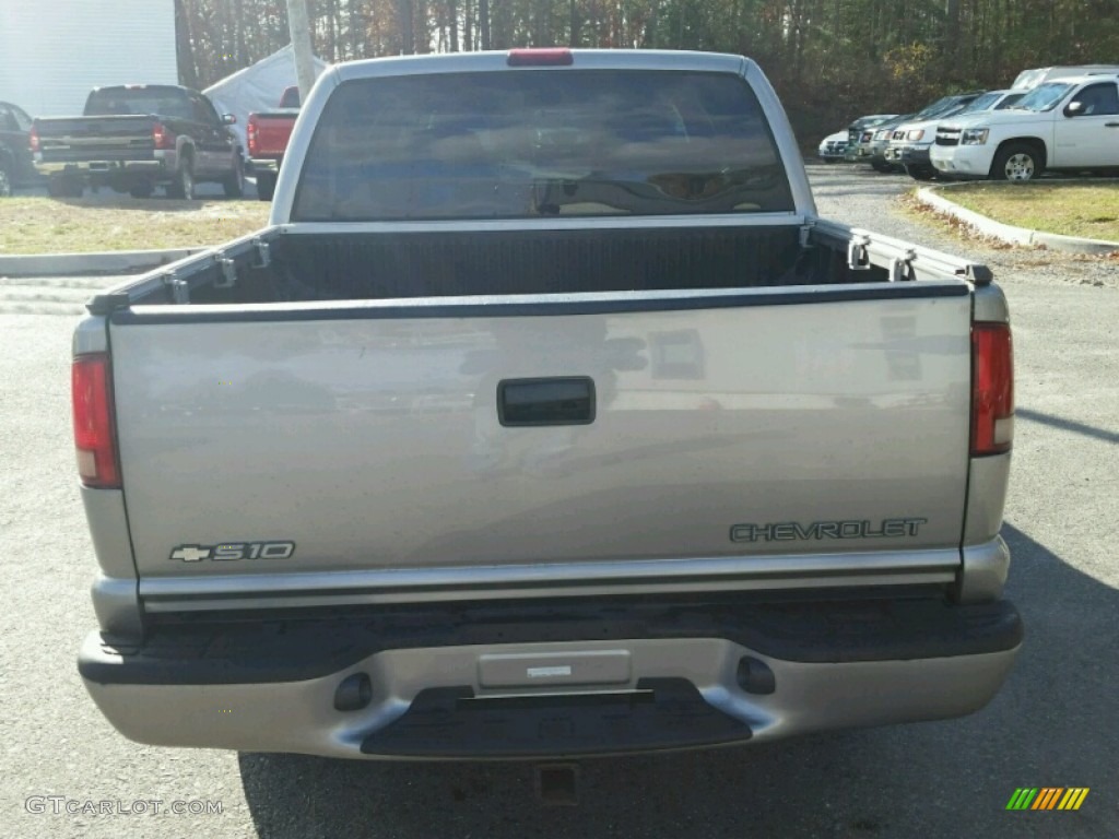 2003 S10 LS Crew Cab 4x4 - Light Pewter Metallic / Graphite photo #16