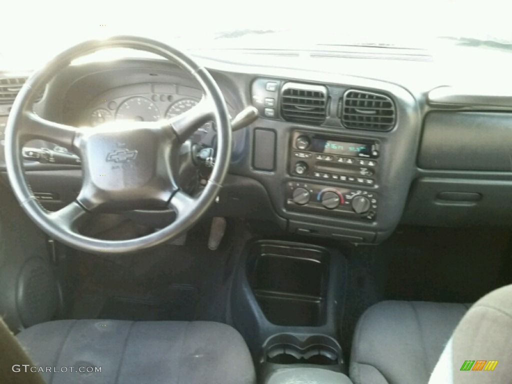 2003 S10 LS Crew Cab 4x4 - Light Pewter Metallic / Graphite photo #23