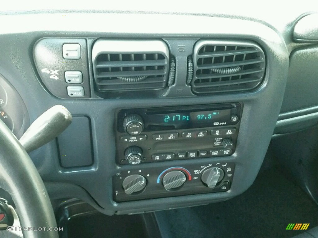 2003 S10 LS Crew Cab 4x4 - Light Pewter Metallic / Graphite photo #27
