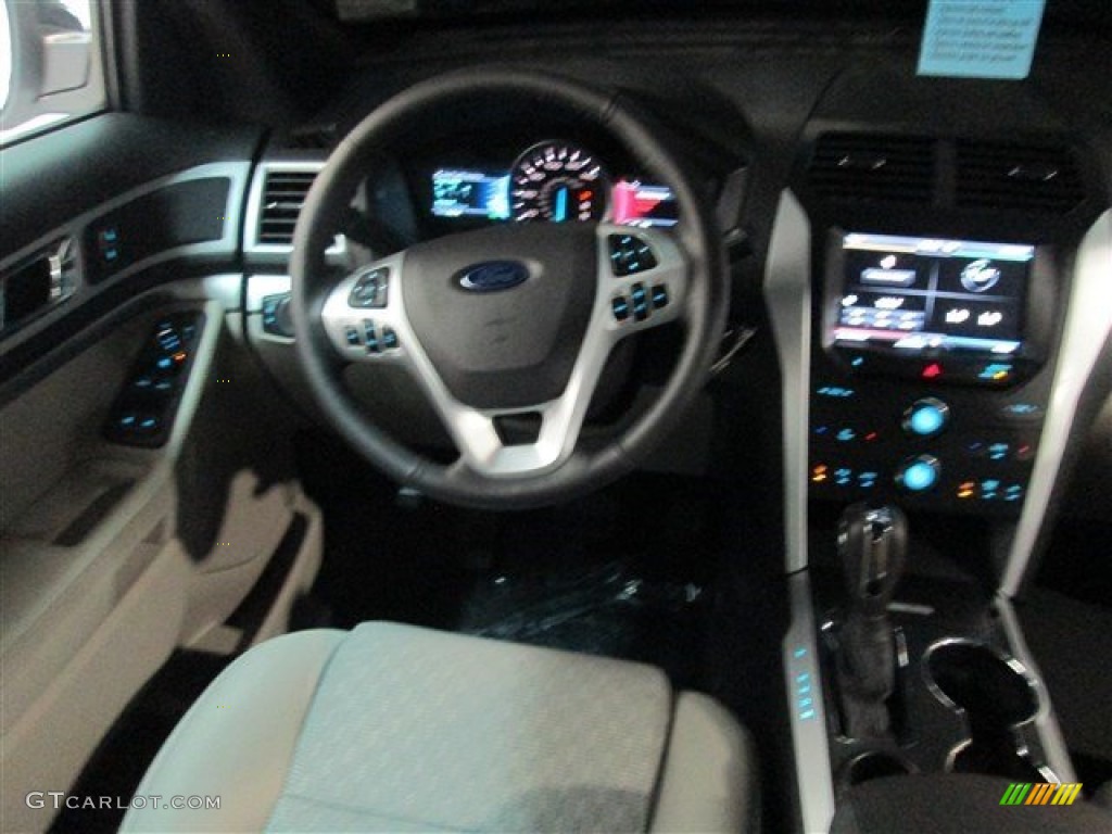 2015 Explorer XLT - Oxford White / Medium Light Stone photo #12