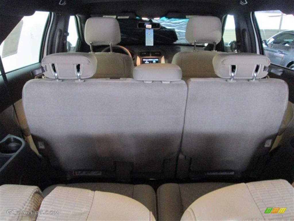 2015 Explorer XLT - Oxford White / Medium Light Stone photo #13