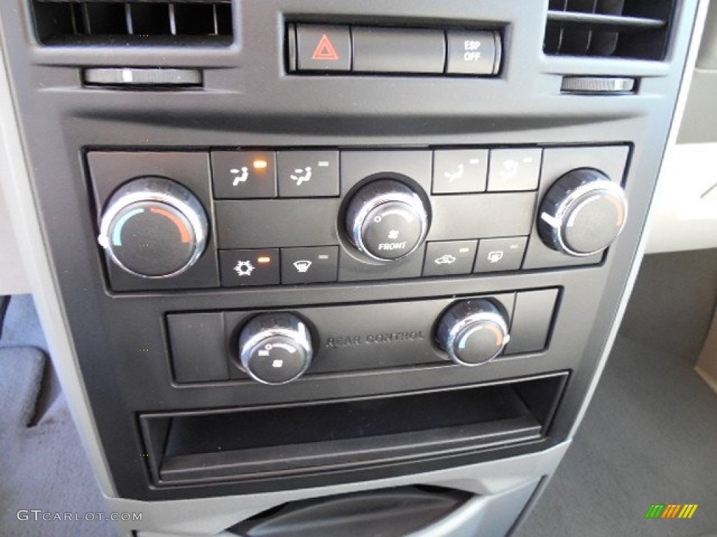 2008 Chrysler Town & Country LX Controls Photos
