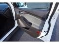 Oxford White - Focus SE Hatchback Photo No. 19