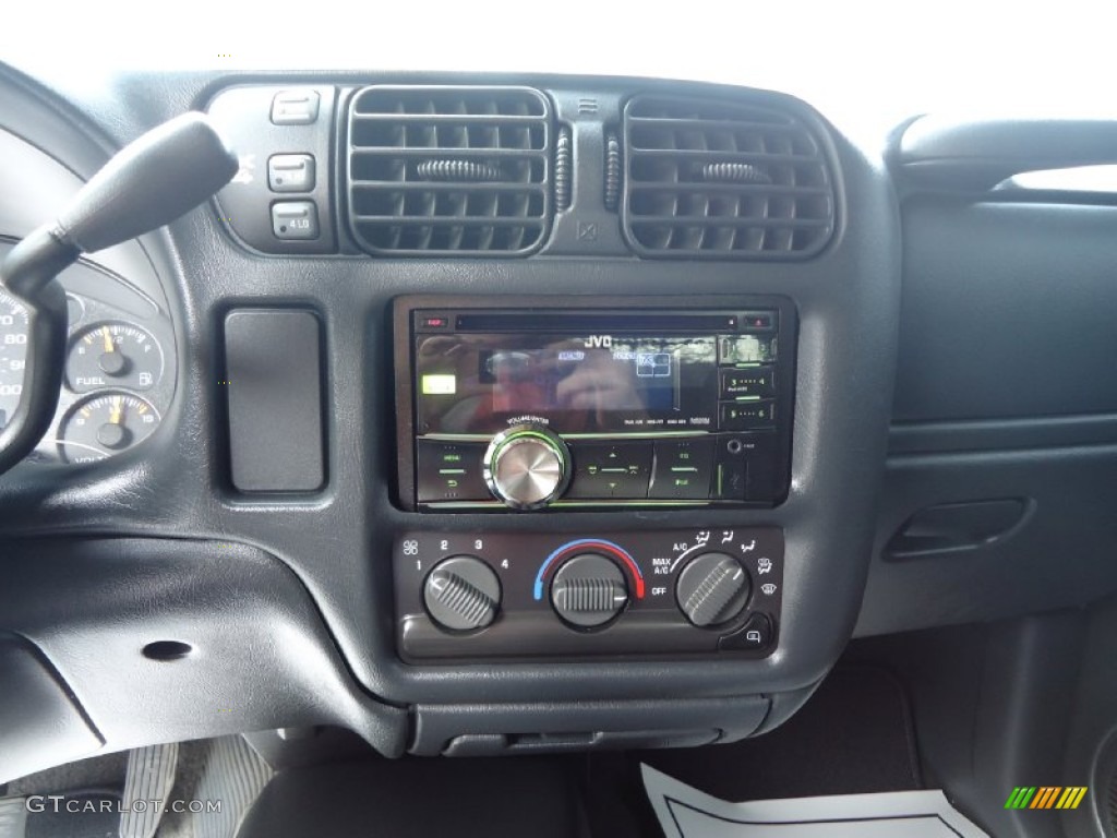 2001 S10 LS Crew Cab 4x4 - Light Pewter Metallic / Graphite photo #17