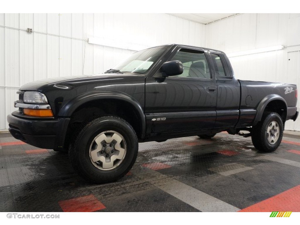 2002 S10 LS Extended Cab 4x4 - Onyx Black / Graphite photo #2