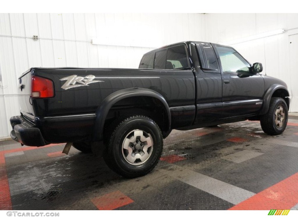 2002 S10 LS Extended Cab 4x4 - Onyx Black / Graphite photo #7