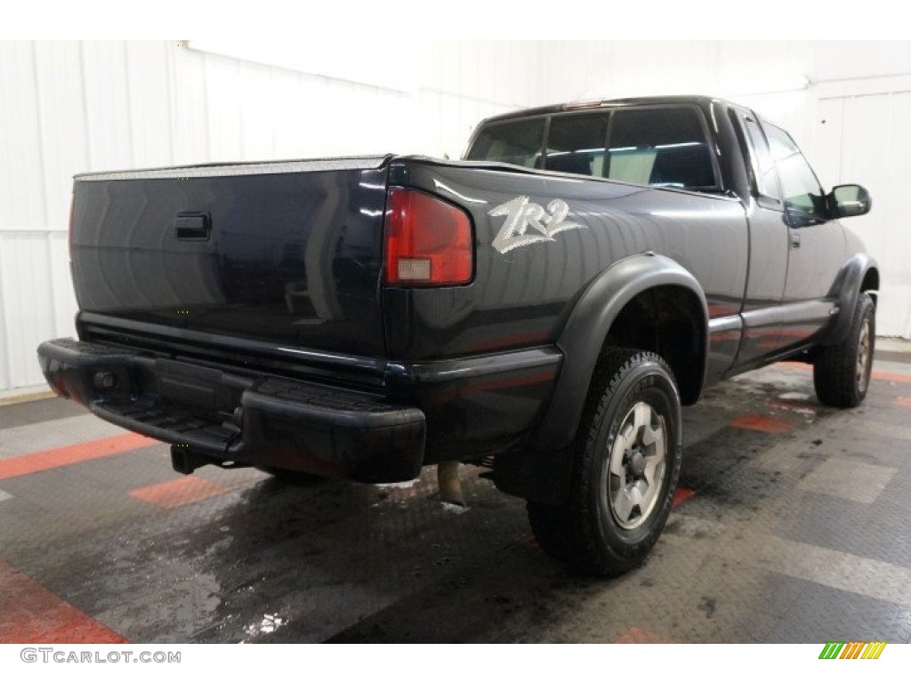 2002 S10 LS Extended Cab 4x4 - Onyx Black / Graphite photo #8
