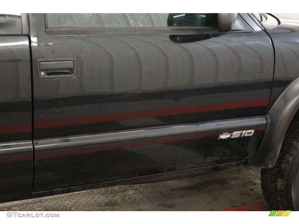 2002 S10 LS Extended Cab 4x4 - Onyx Black / Graphite photo #45