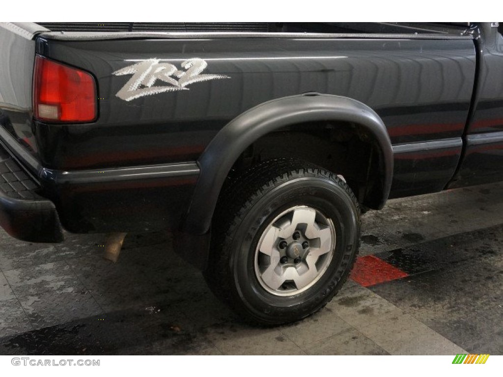 2002 S10 LS Extended Cab 4x4 - Onyx Black / Graphite photo #47