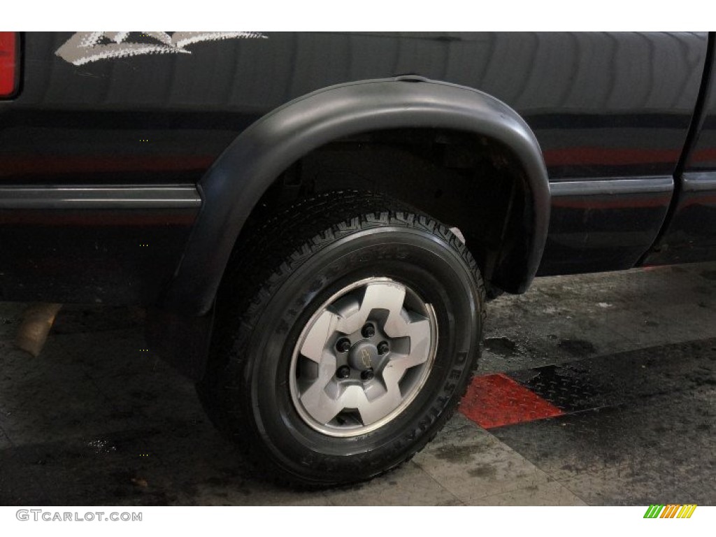 2002 S10 LS Extended Cab 4x4 - Onyx Black / Graphite photo #48