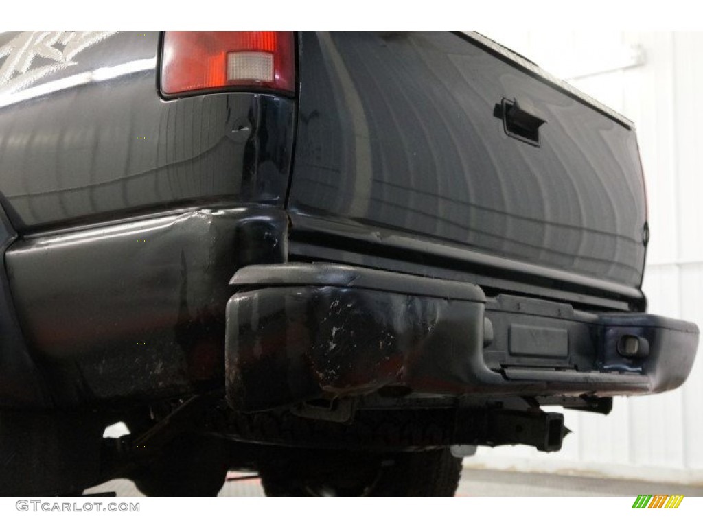 2002 S10 LS Extended Cab 4x4 - Onyx Black / Graphite photo #50