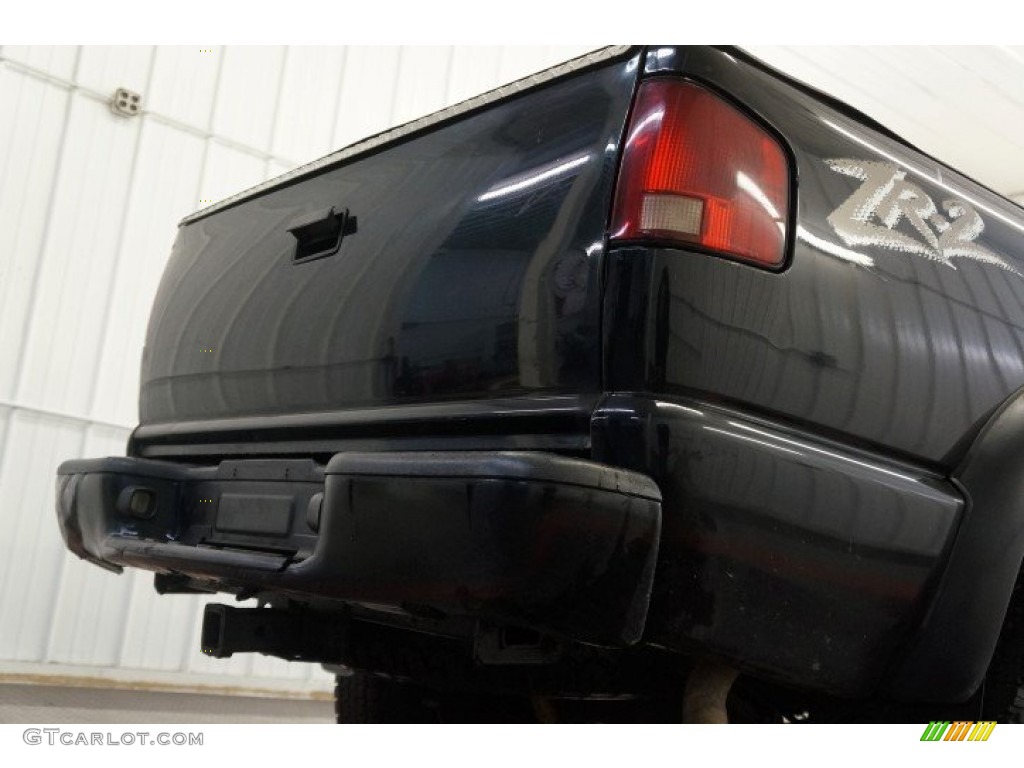 2002 S10 LS Extended Cab 4x4 - Onyx Black / Graphite photo #51