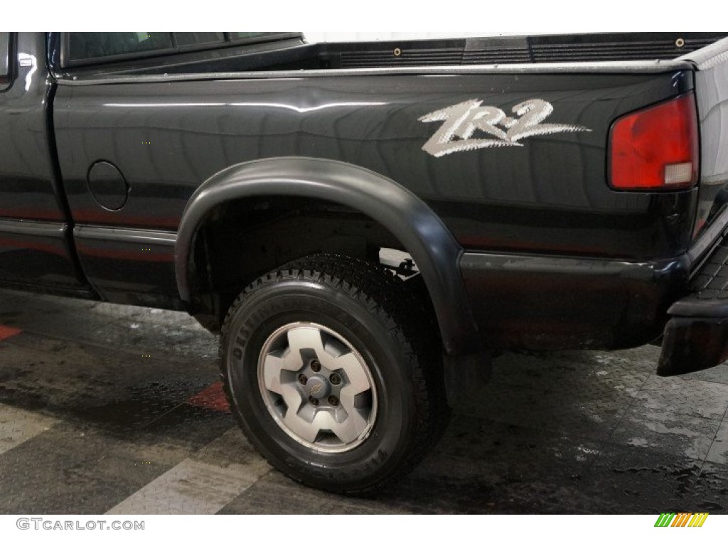 2002 S10 LS Extended Cab 4x4 - Onyx Black / Graphite photo #53